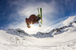 圣詹姆斯公园硝烟再起，新援横幅风波折射纽卡球迷复杂情感